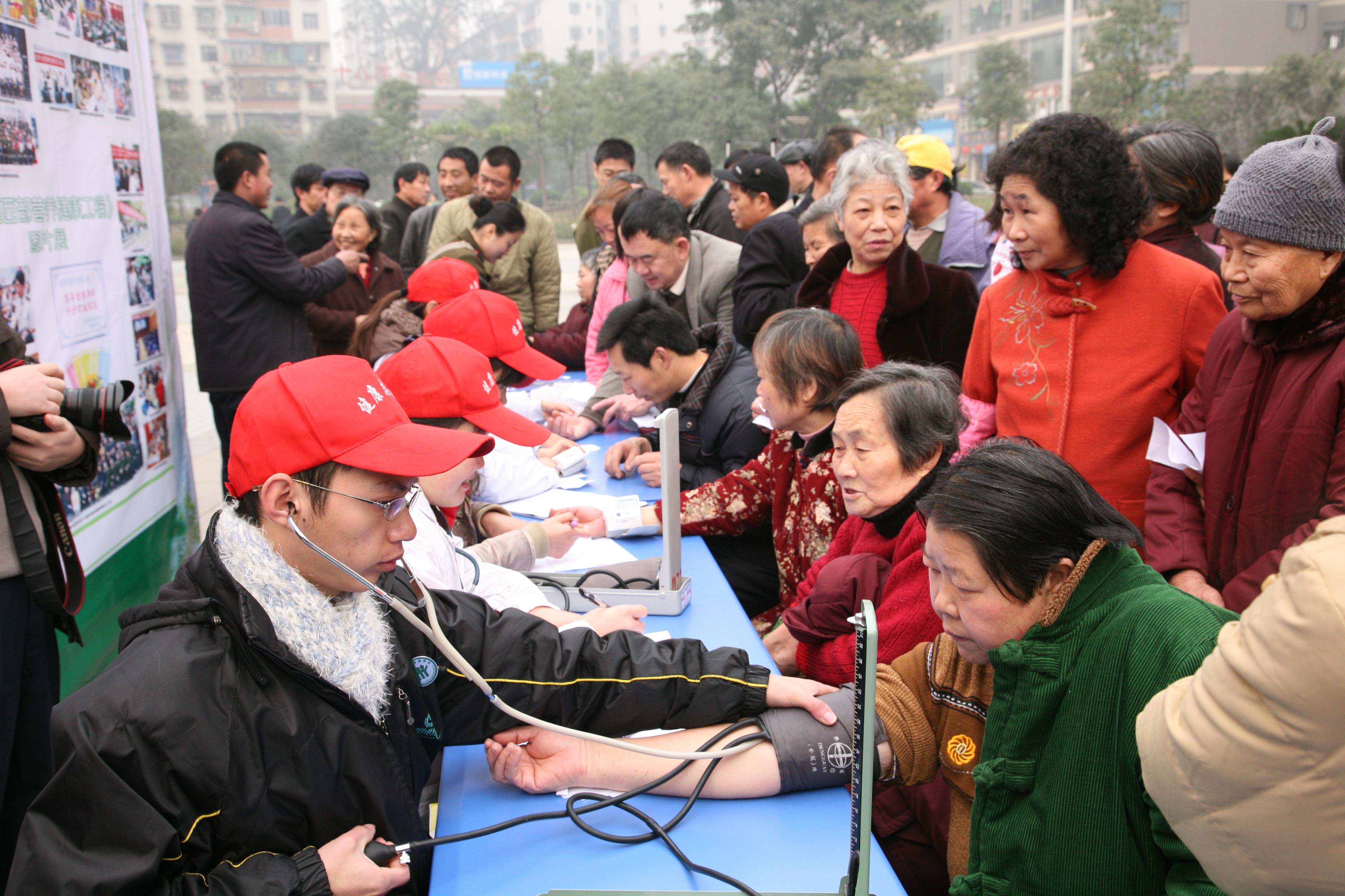 16.健康志愿者各施其能为市民开展服务.jpg