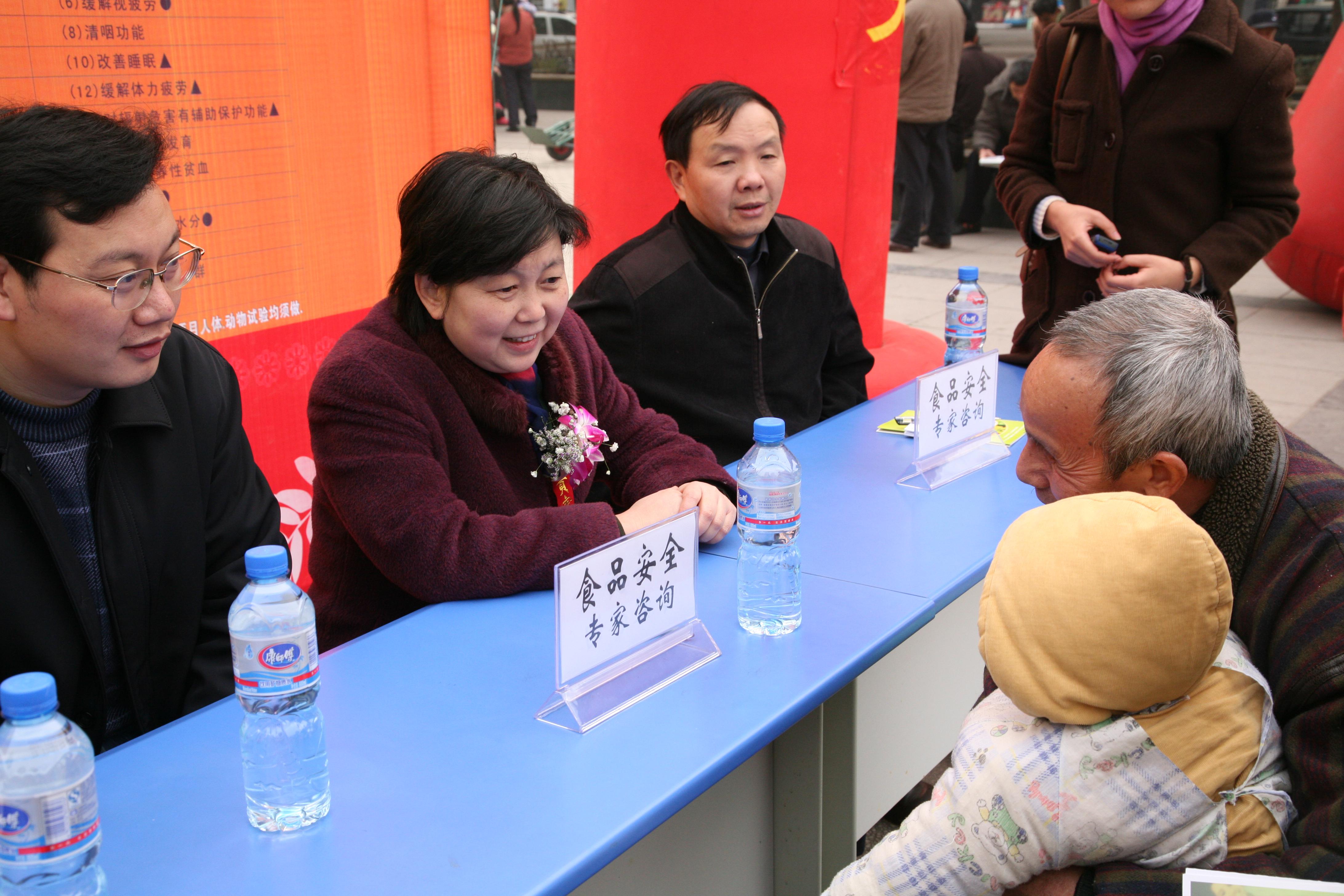 10.杨小伶（左二）、廖百森（右）等专家为市民解答食品安全方面问题.jpg